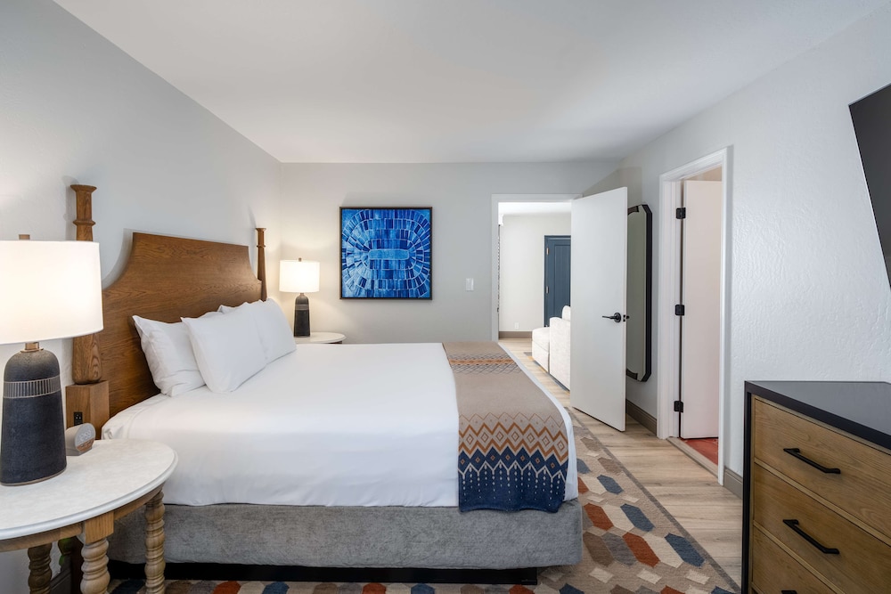 1 Bedroom, Suite, King Bed, Sofa