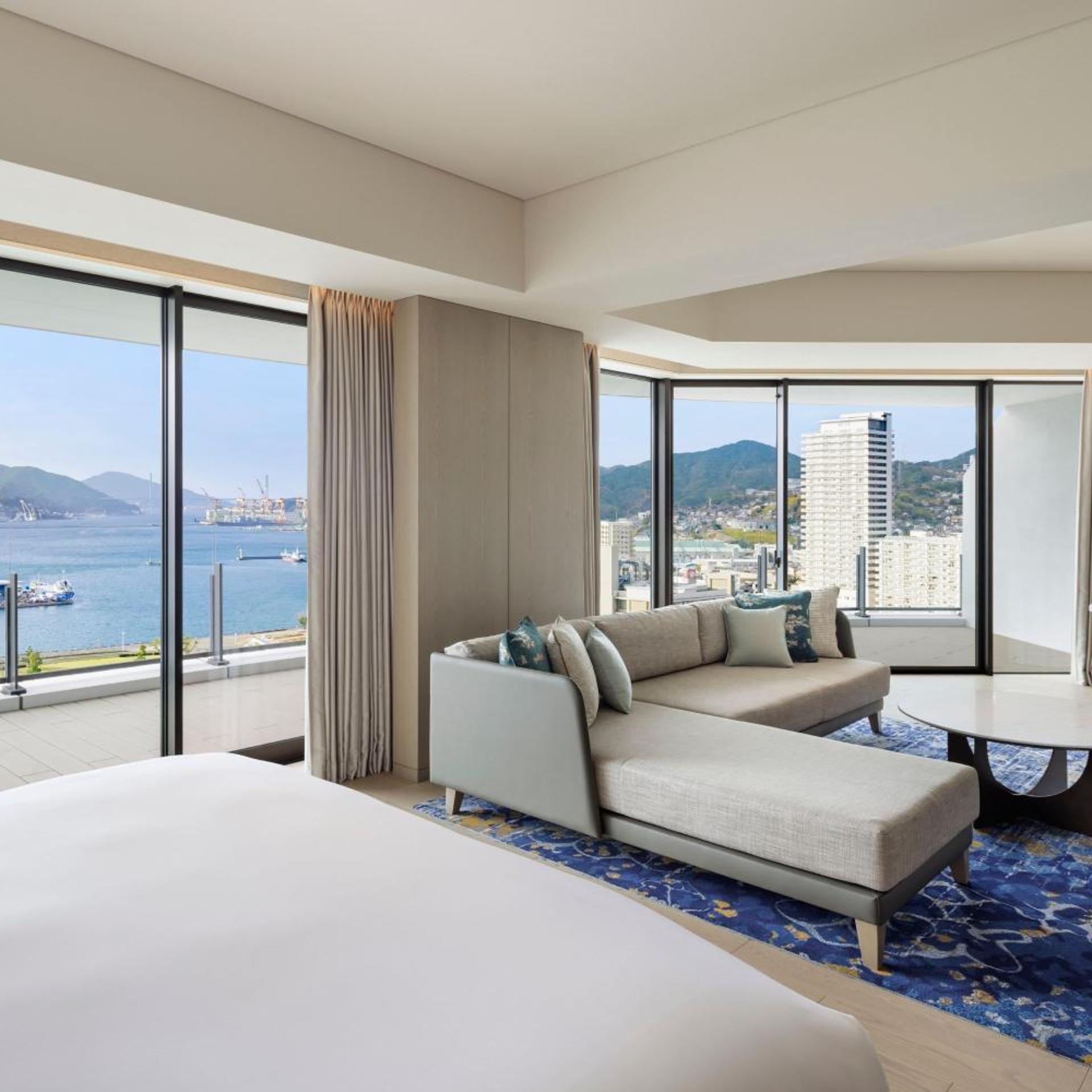 Junior Suite, King Bed, Sofa, Club Lounge Access, Corner