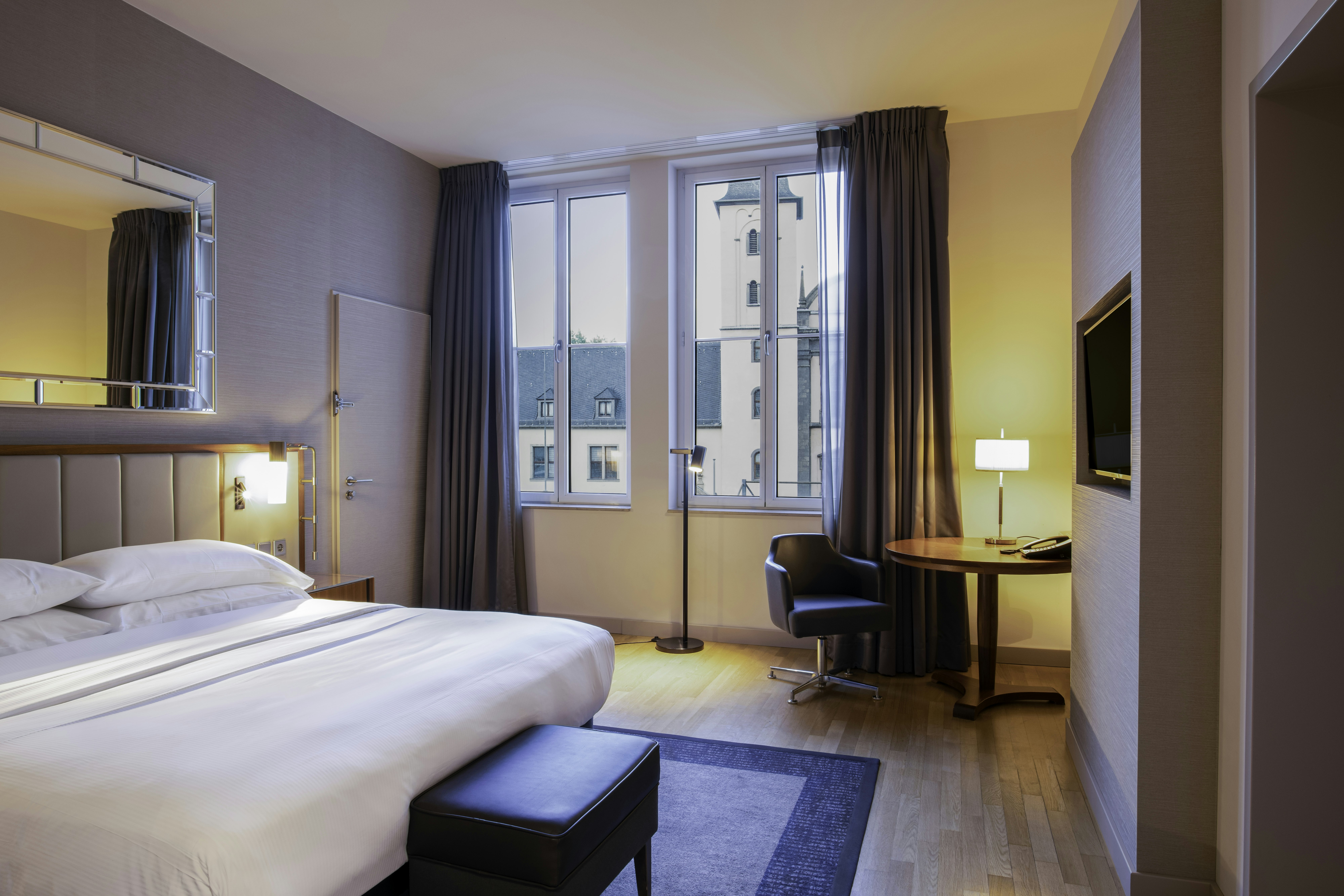 DELUXE, KING BED