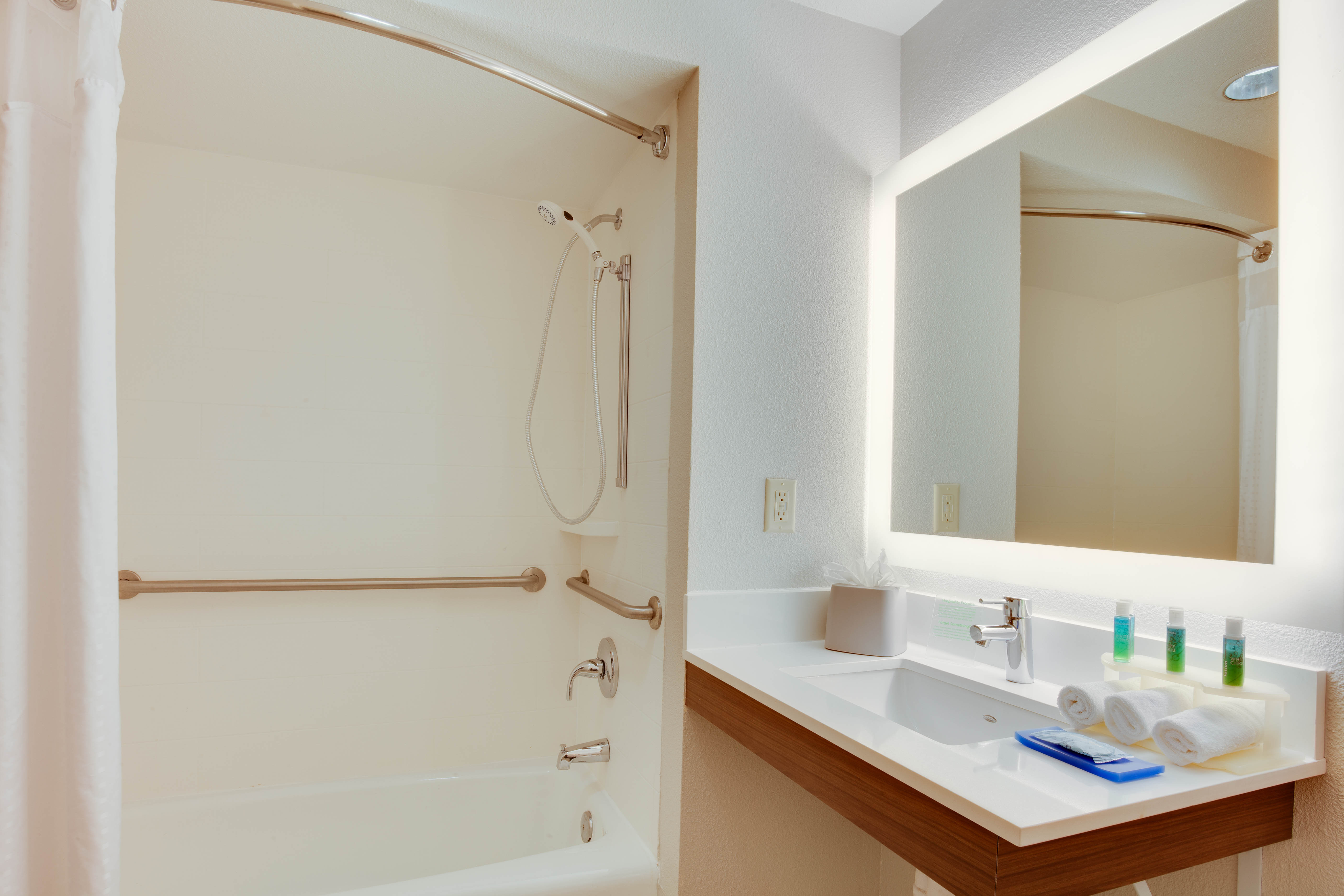 Holiday Inn Express And Suites Orlando International Airport 61/62