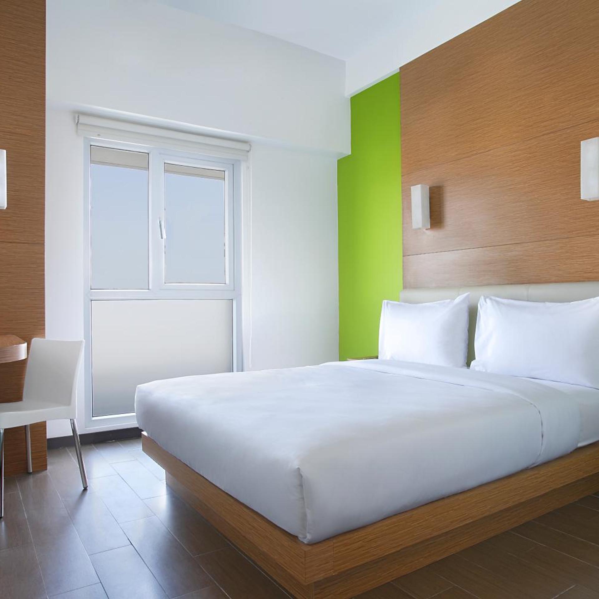 Smart, Hollywood, King Bed، Hotel Amaris Embong Malang 2/7