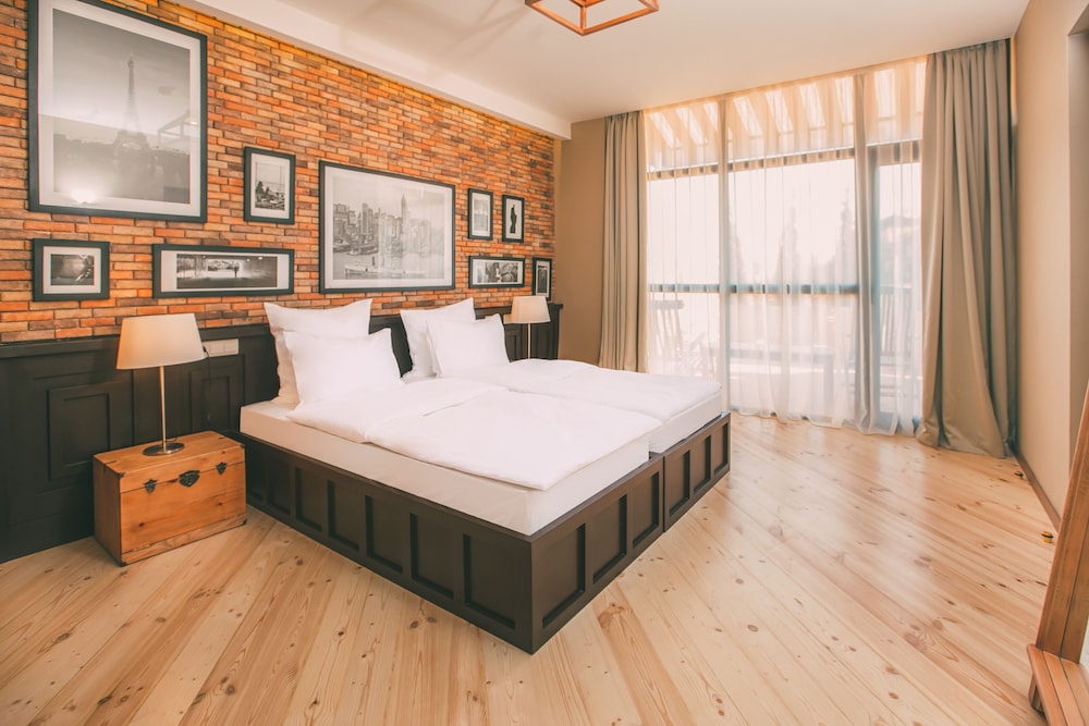 DELUXE, DOUBLE OR TWIN BED