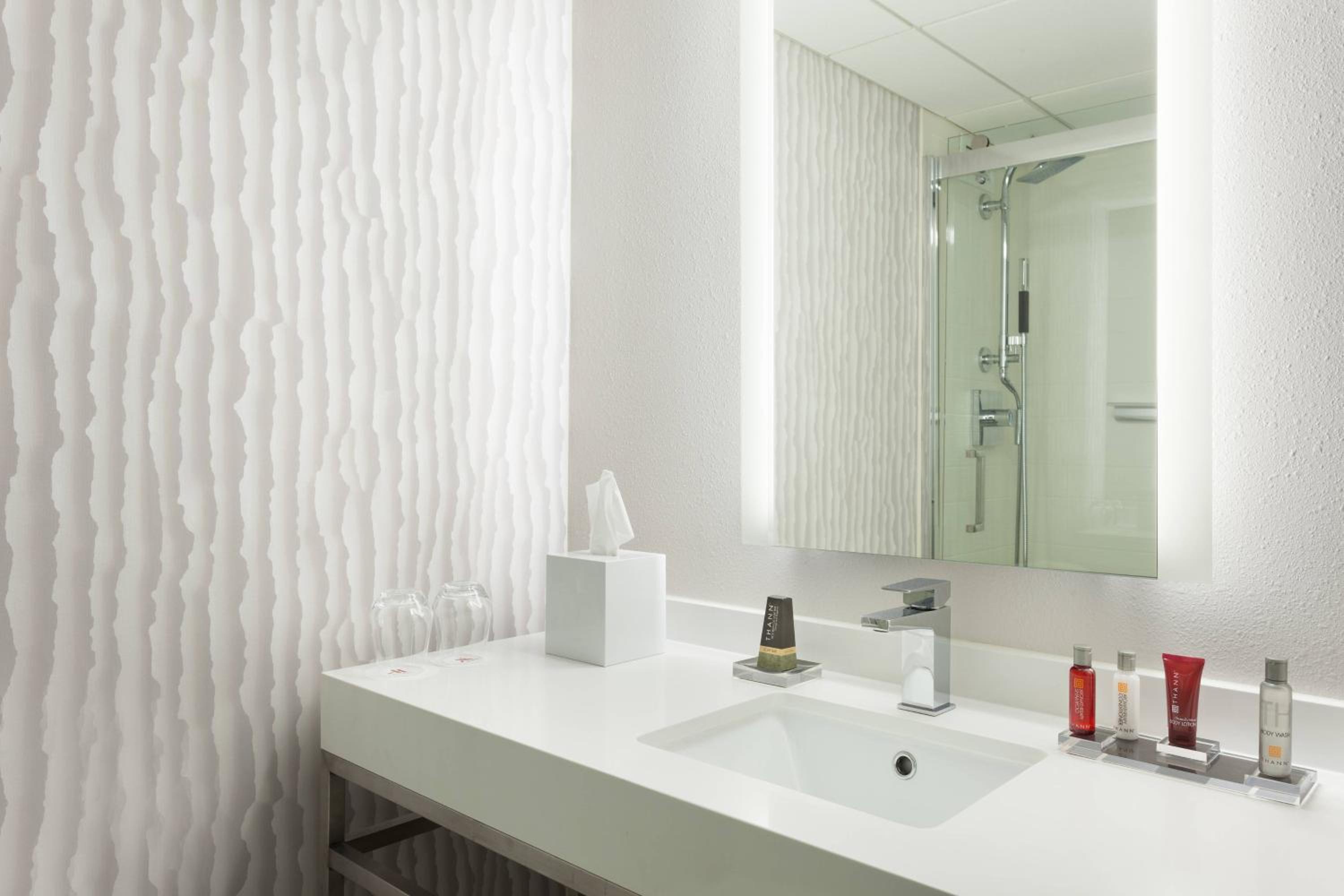 غرفة بسرير كينج بحوض استحمام لذوي الإعاقة، Marriott Miami Airport 6/10