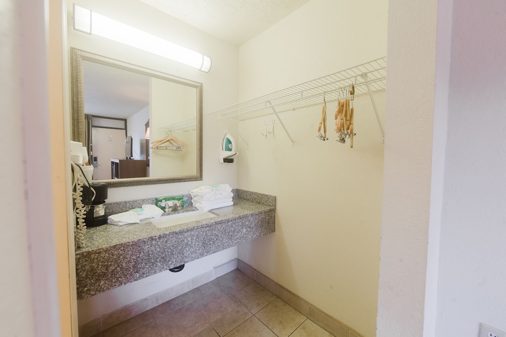 Americana Inn a Travelodge by Wyndham 48/50