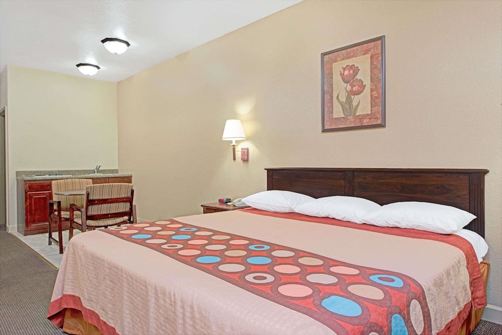 غرفة بسرير كوين لذوي الإعاقة