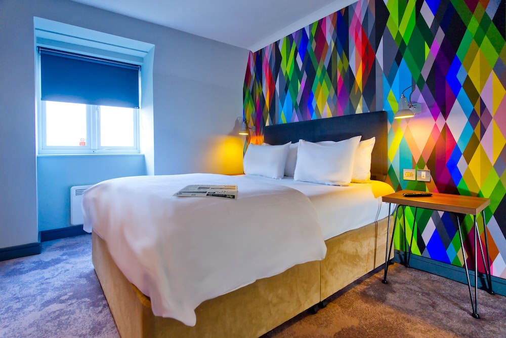 ROOM, DOUBLE BED