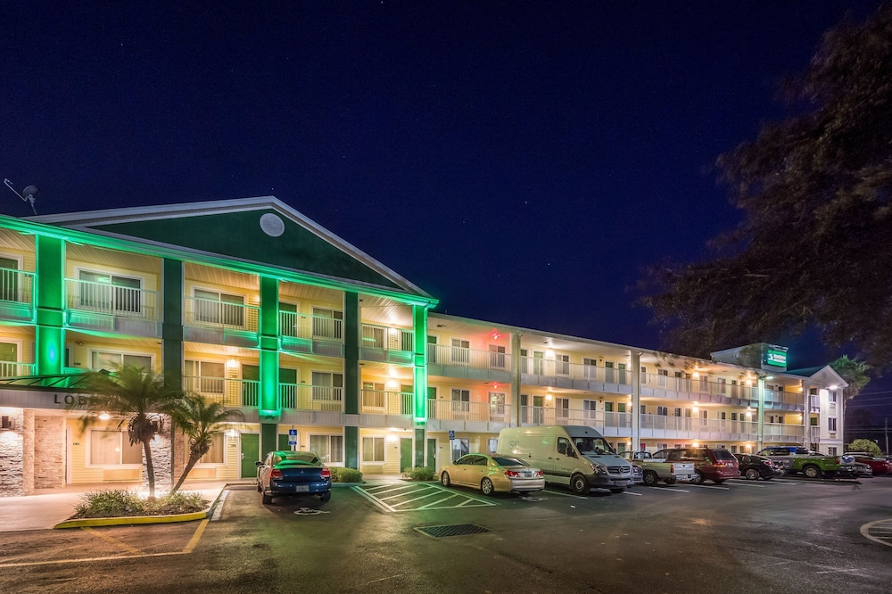 HomeTowne Studios Orlando - UCF Area photo1