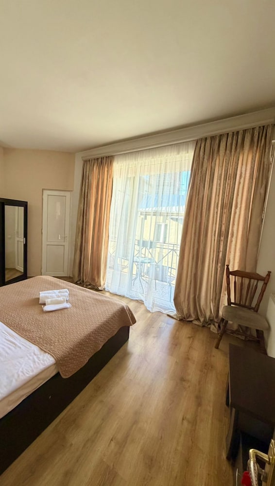 Qeroli Hotel 14/50