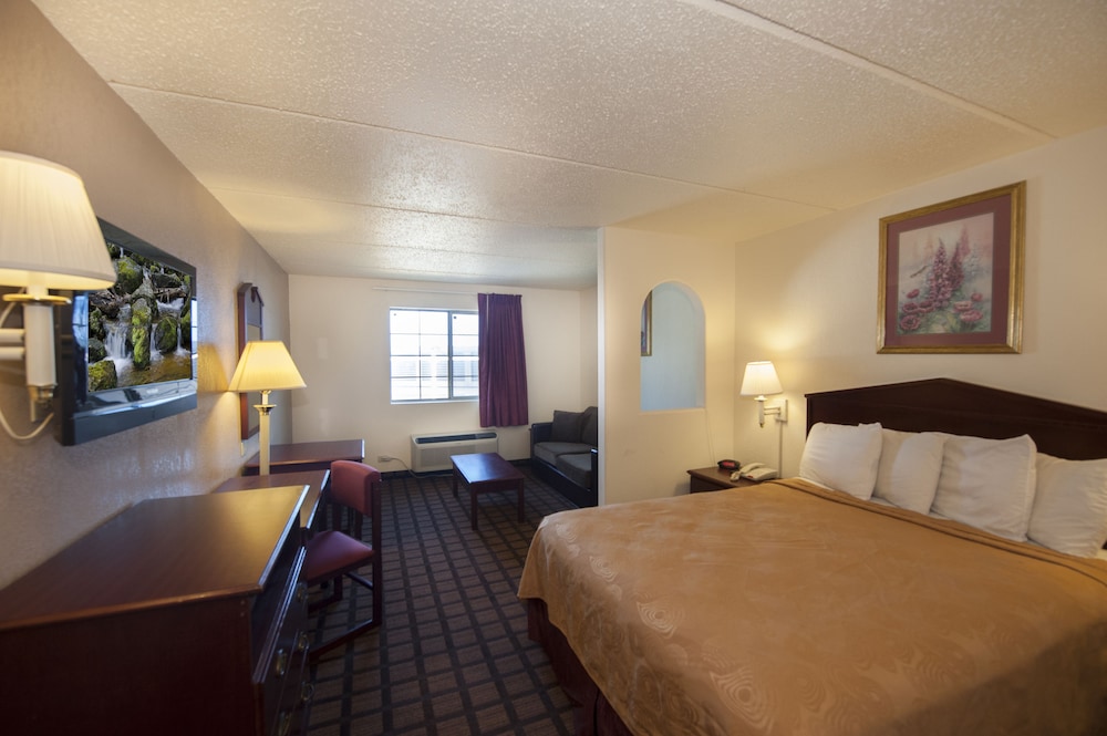 ROOM, QUEEN BED, SOFA