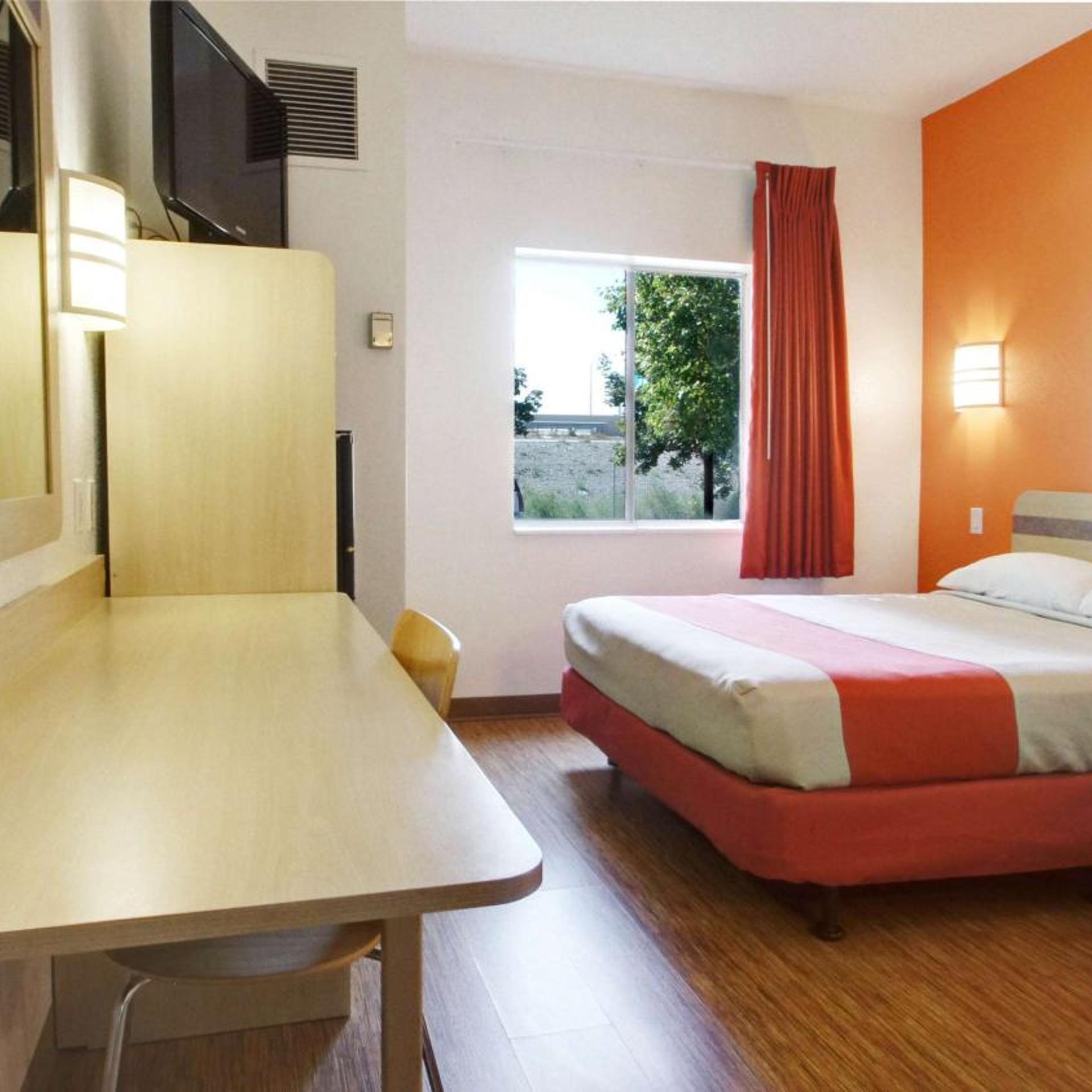 1 Queen Bed - ADA/RI Shower
