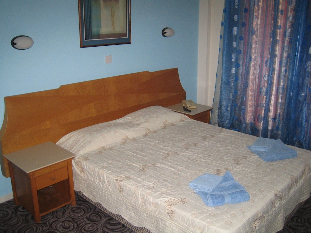 Onisillos Hotel 8/45