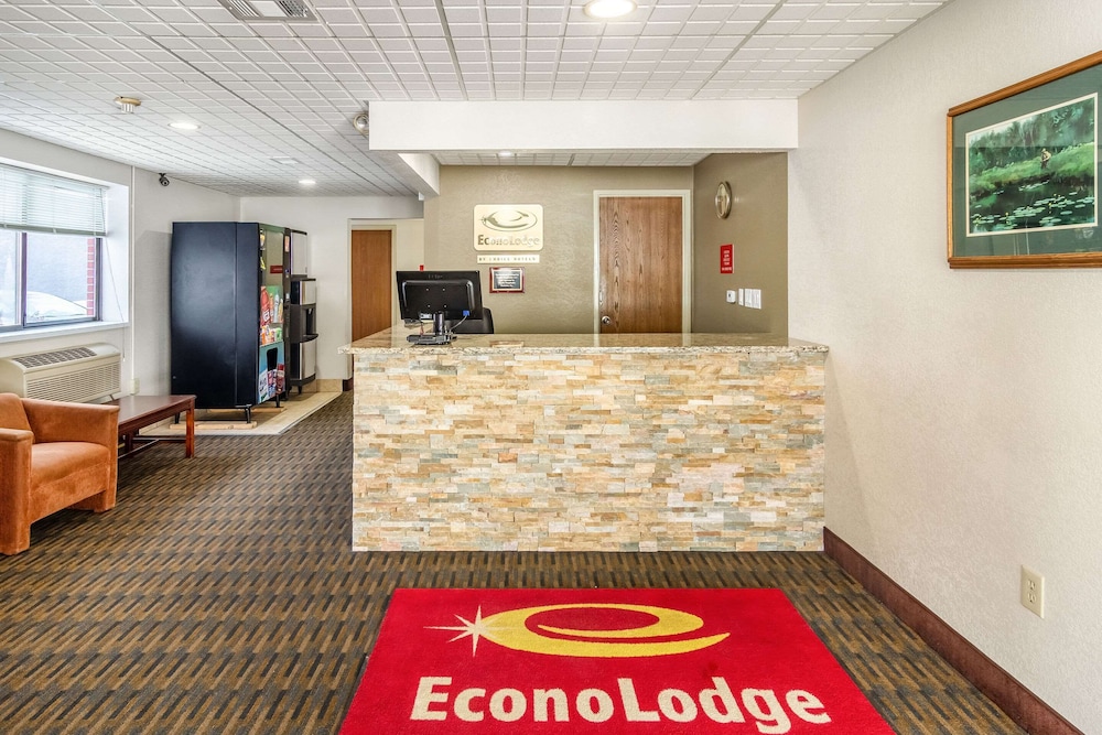 Econo Lodge Cadillac, MI 11/40