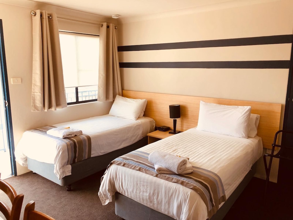 Red Cedar Motel 9/41