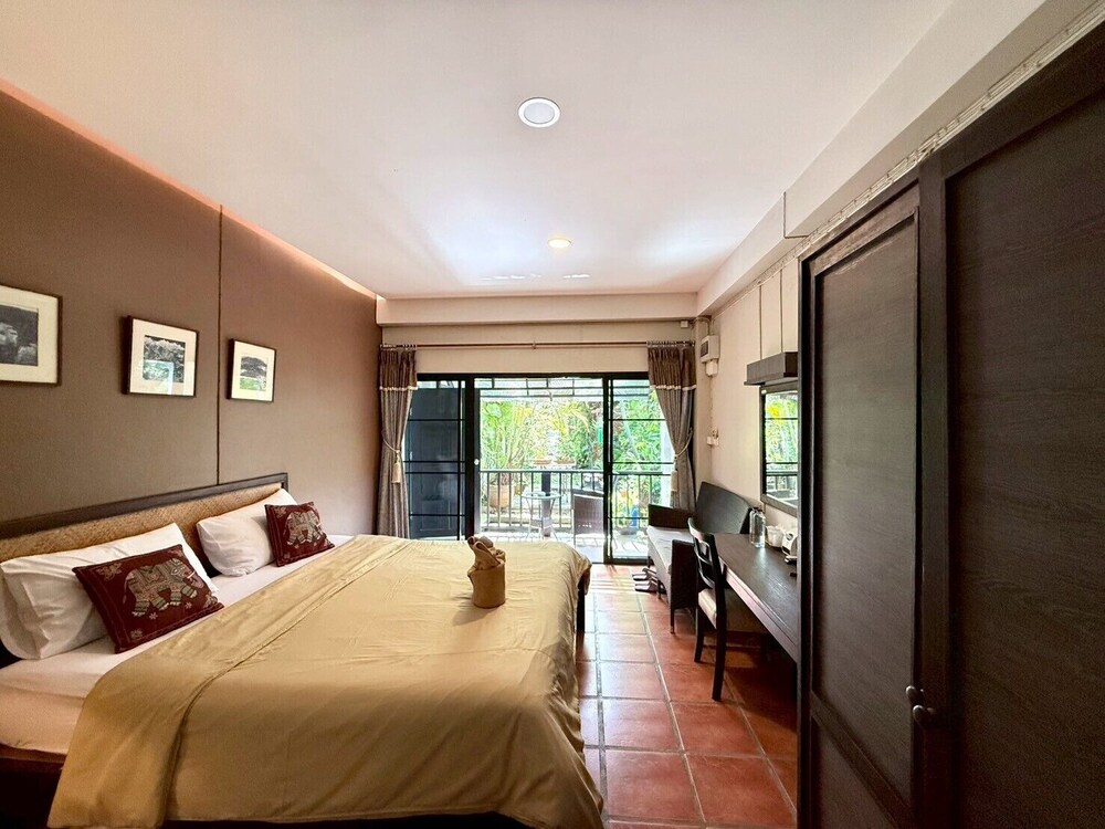 ROOM, DOUBLE BED