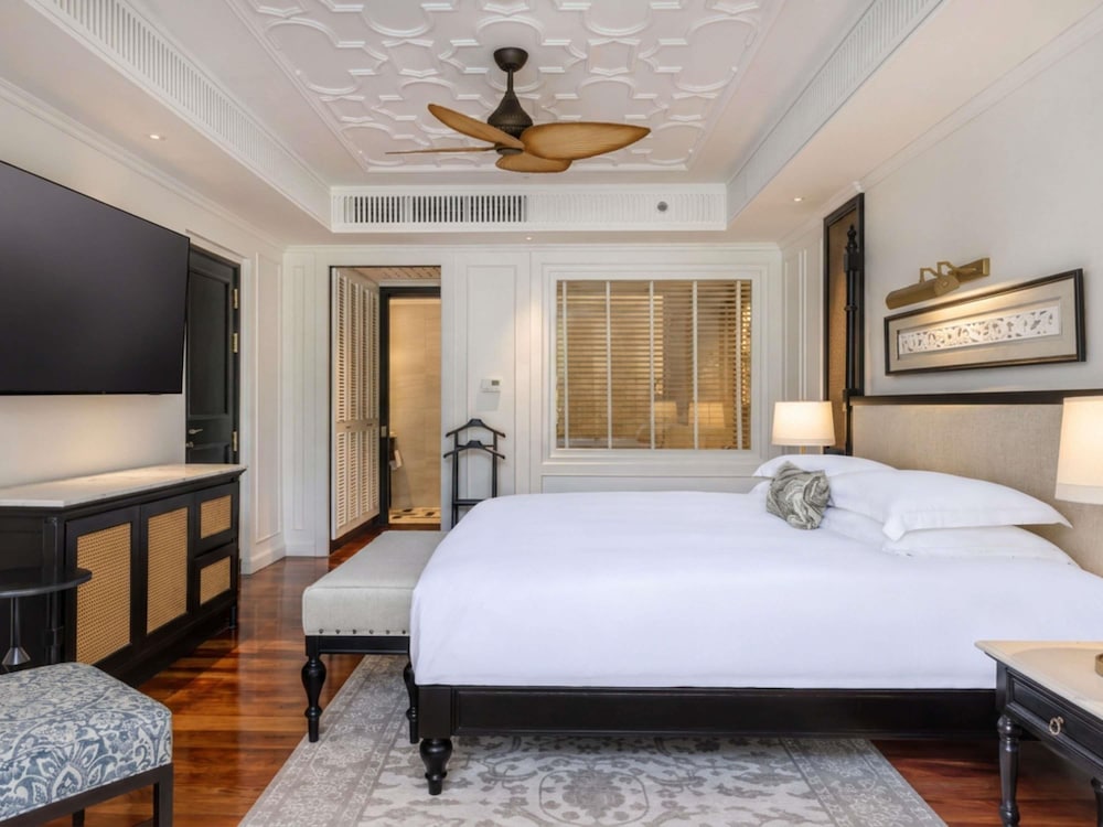 Club, Suite, King Bed, Pool Access