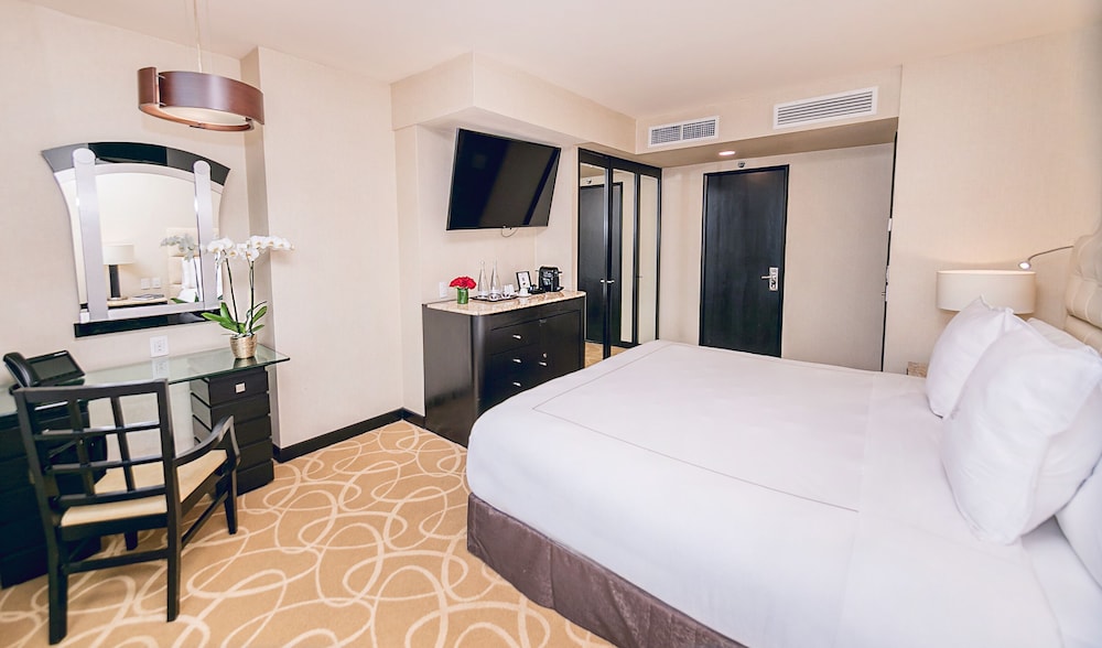 DELUXE, KING BED