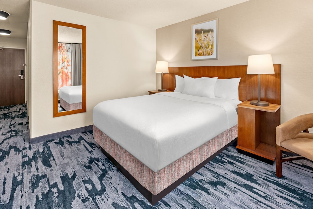 ROOM, QUEEN BED