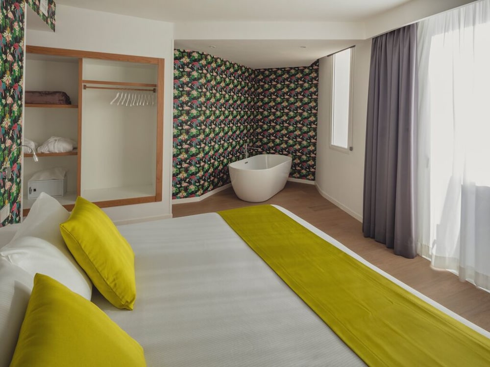 3 Bedrooms, Apartment, Single, 1 King and 2 Queen Beds, Sofa