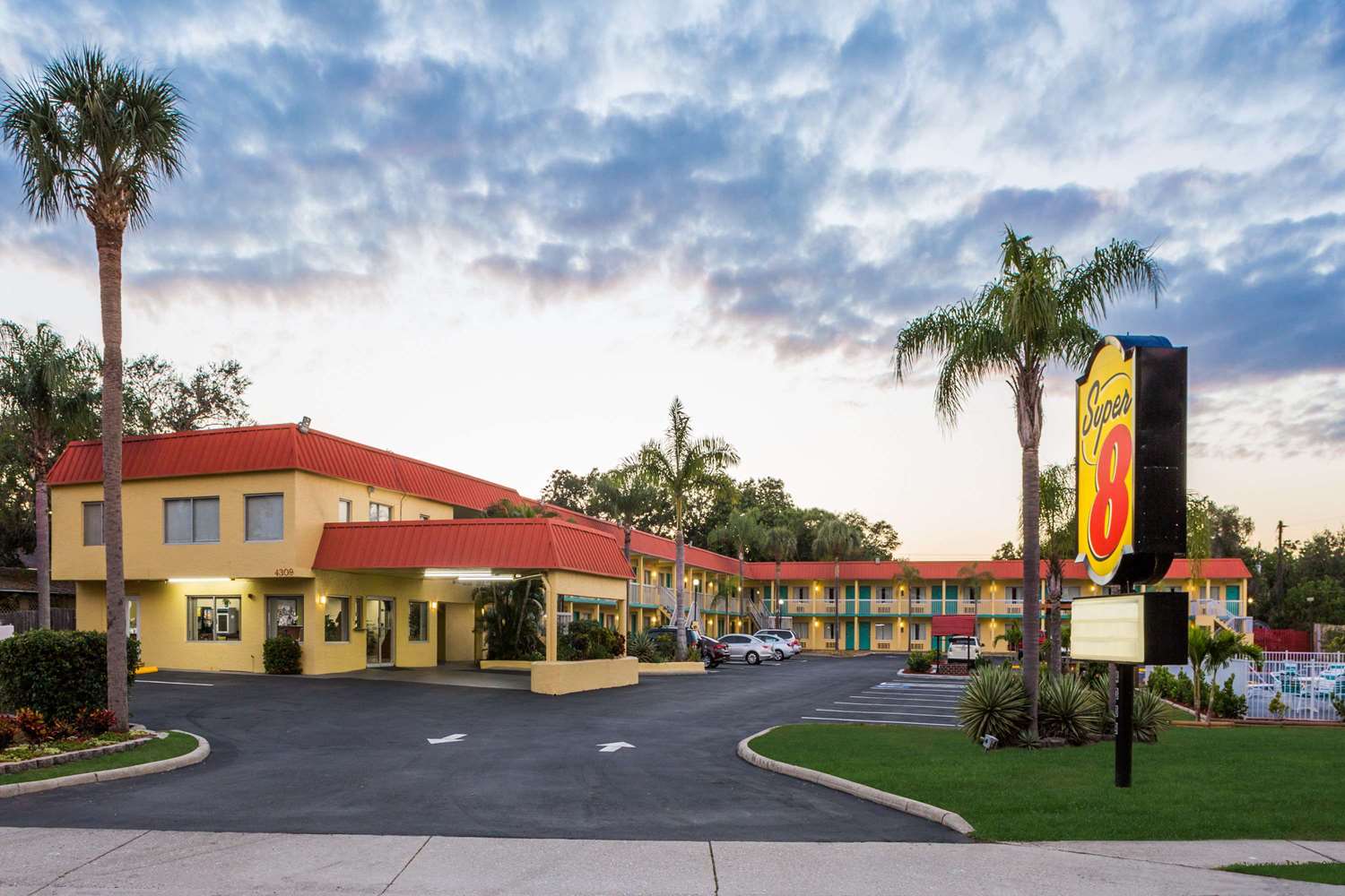 Super 8 By Wyndham Sarasota Near Siesta Key 23/29