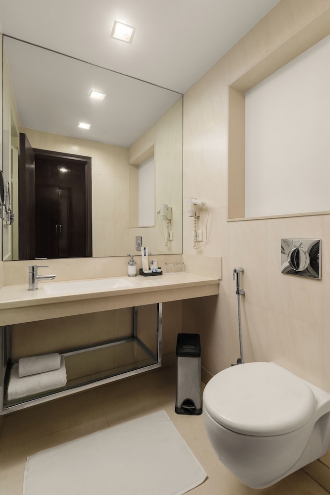 Golden Tulip Gurgaon - Sector 29 42/45