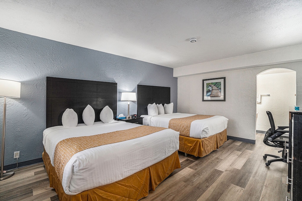 2 Bedrooms, 3 Queen Beds, 2 Bathrooms, Travelodge by Wyndham Traverse City MI 7/10