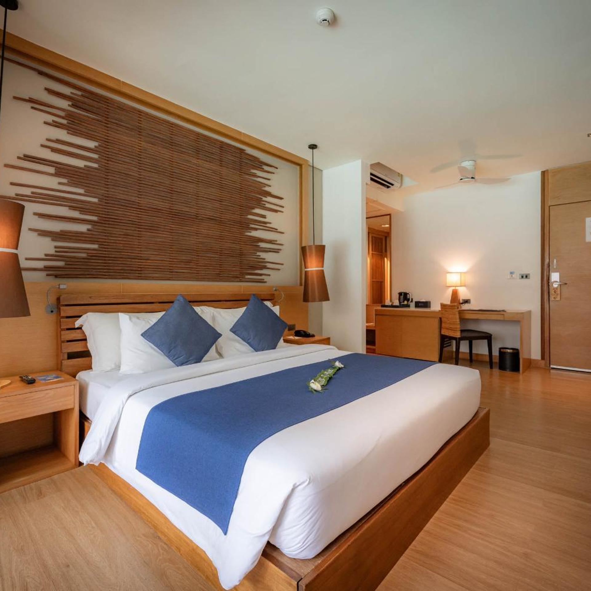 Cool, King Bed, Pool Access