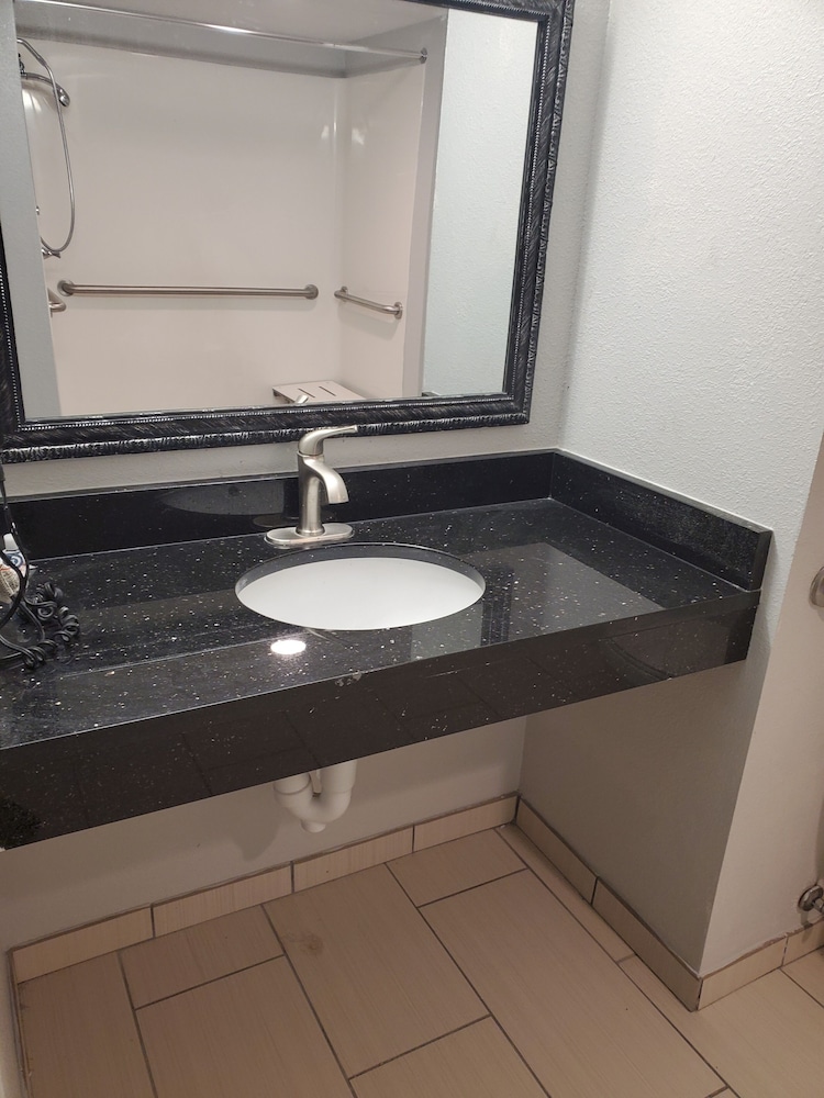 Clarion Hotel & Suites BWI Airport North 57/62