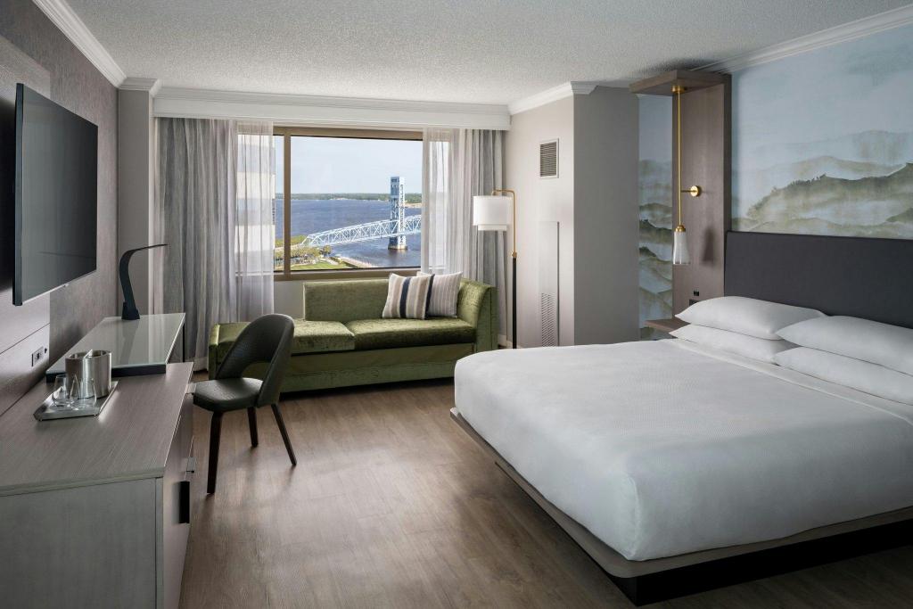 Renovated, Guest Room, King Bed, River View
