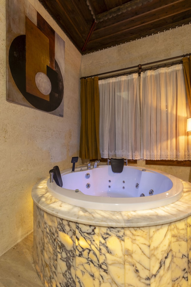 Uzay Cave Suites 50/50