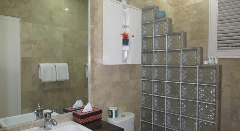 BALI COURT HOTEL AND APARTMENT 37/39