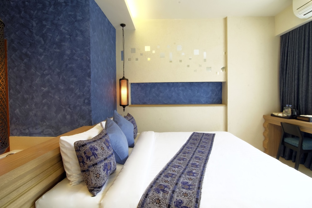 DELUXE, TWIN BEDS, BATHTUB