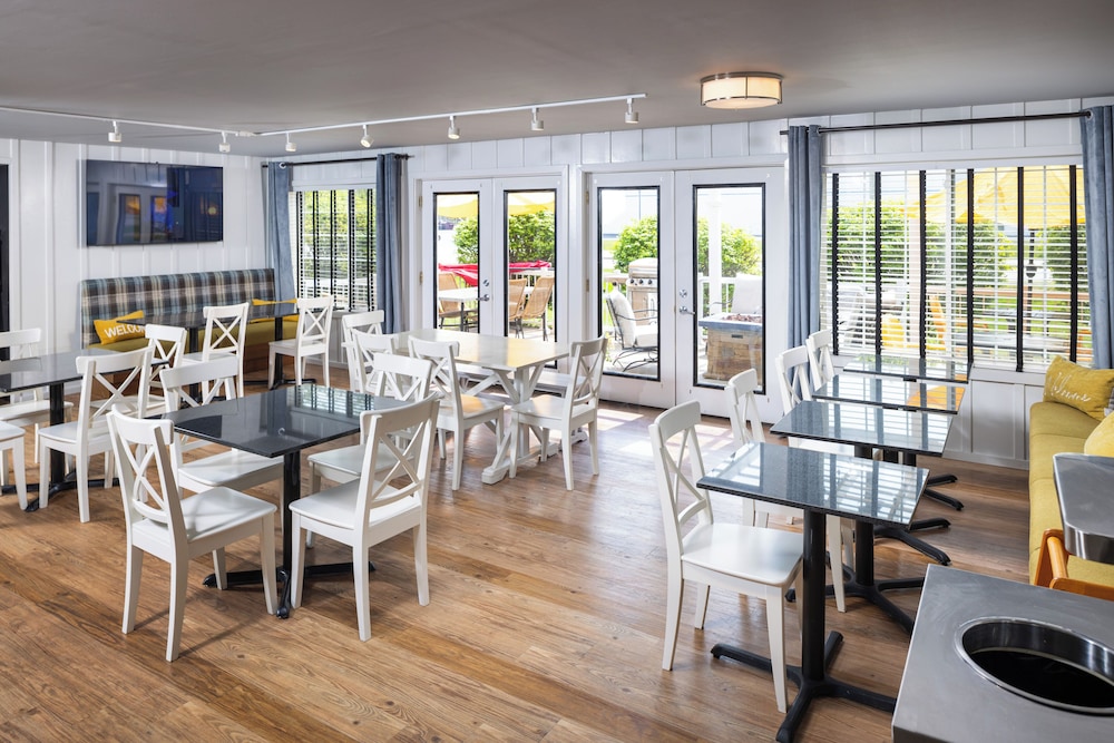 Harbor Town Inn, BW Signature Collection 47/59
