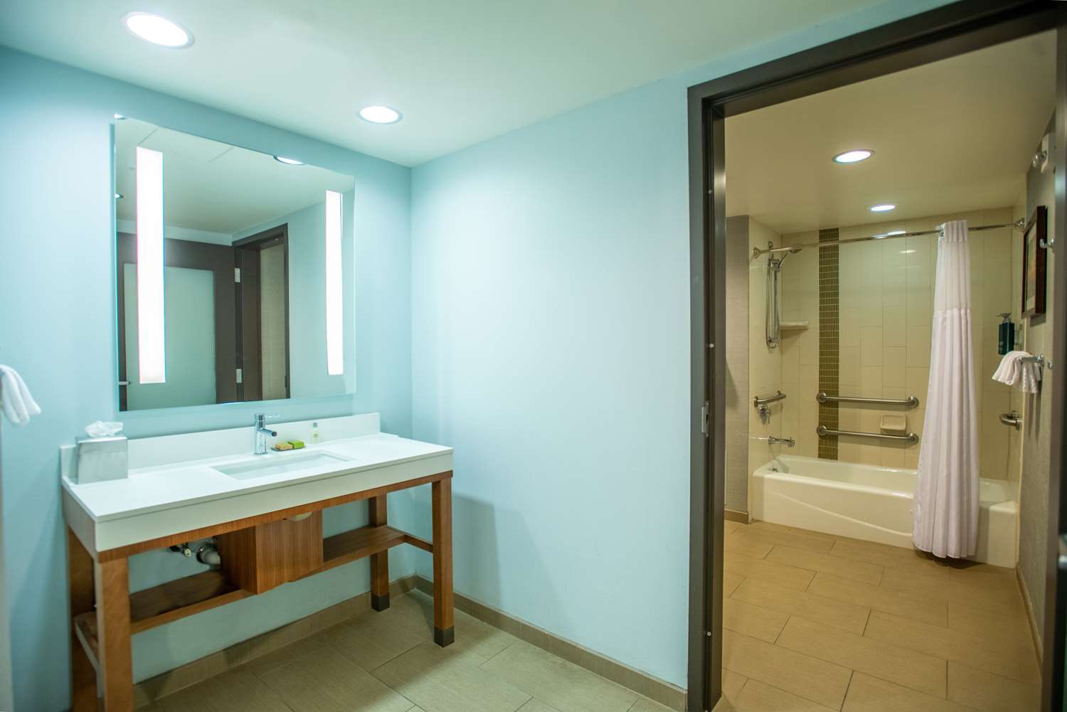 Doubletree By Hilton Asheville Downtown 22/23
