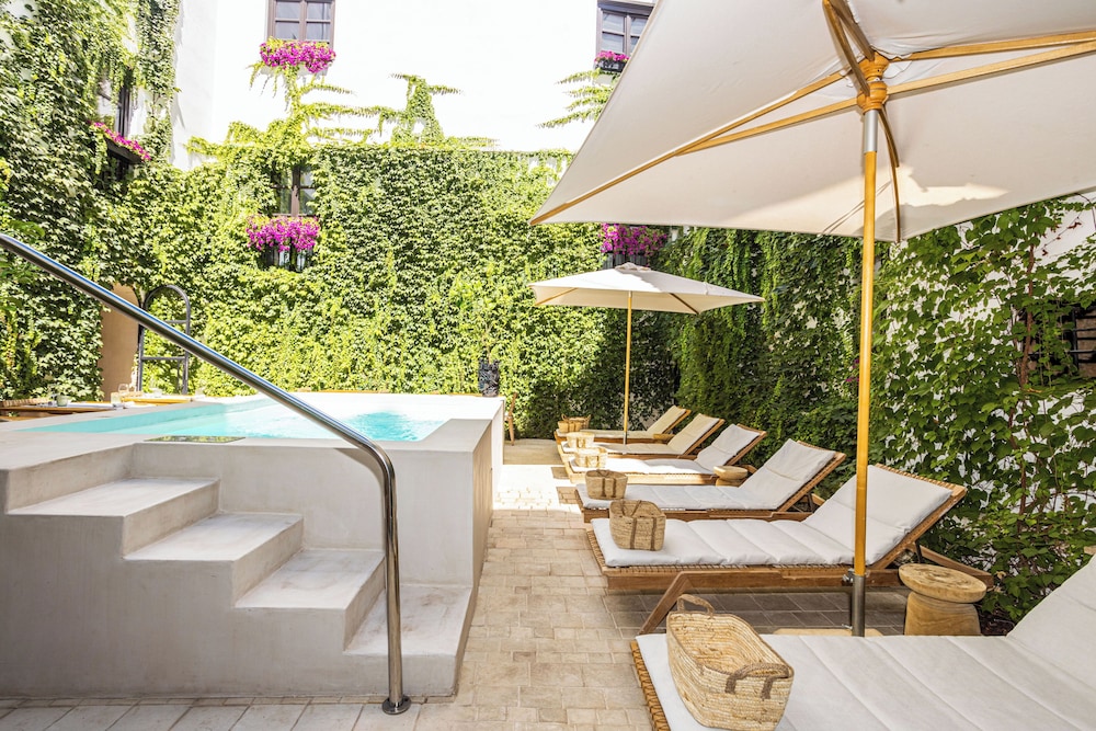 Casa Nostra Boutique Hotel 42/50