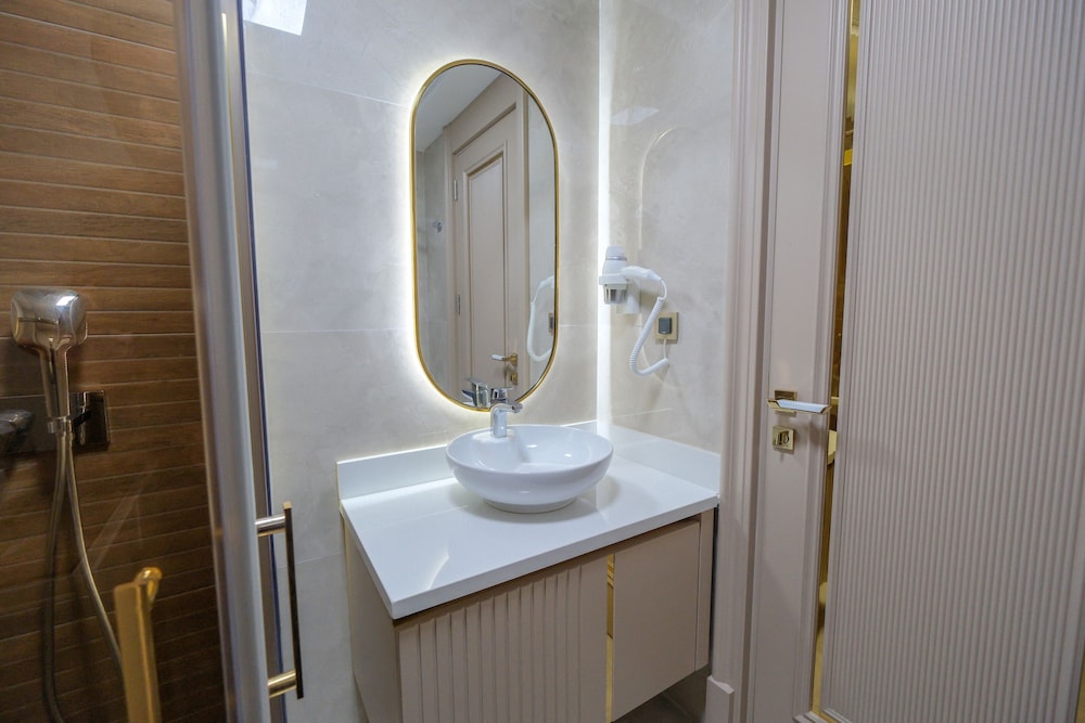 Elysium Deluxe Suites 50/50