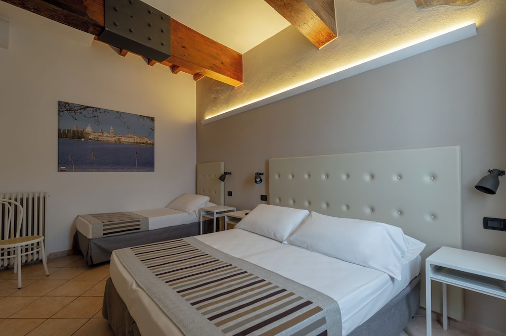 غرفة ثلاثية بسرير مزدوج وسرير فردي بغرفة نوم واحدة، ABC Comfort Hotel Mantua City Centre 3/6