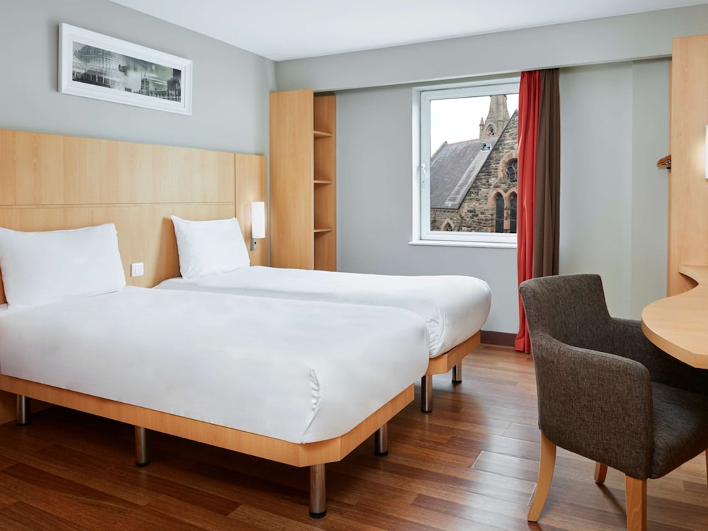 ROOM, TWIN BEDS