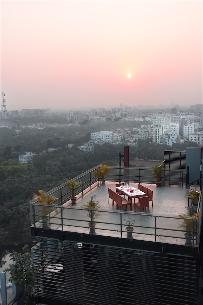 Amari Dhaka 66/70