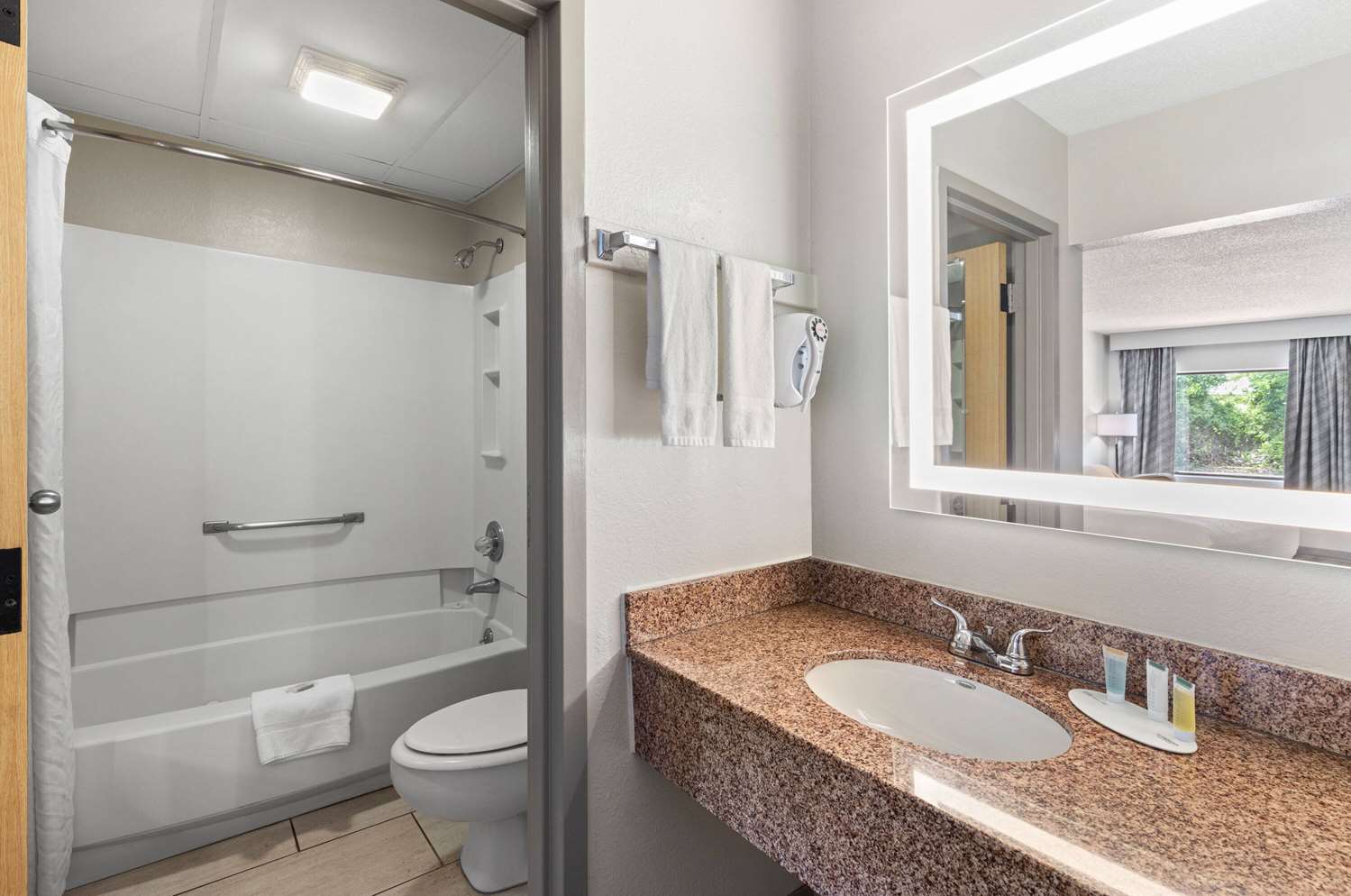 Days Inn by Wyndham - St. George, SC 40/41