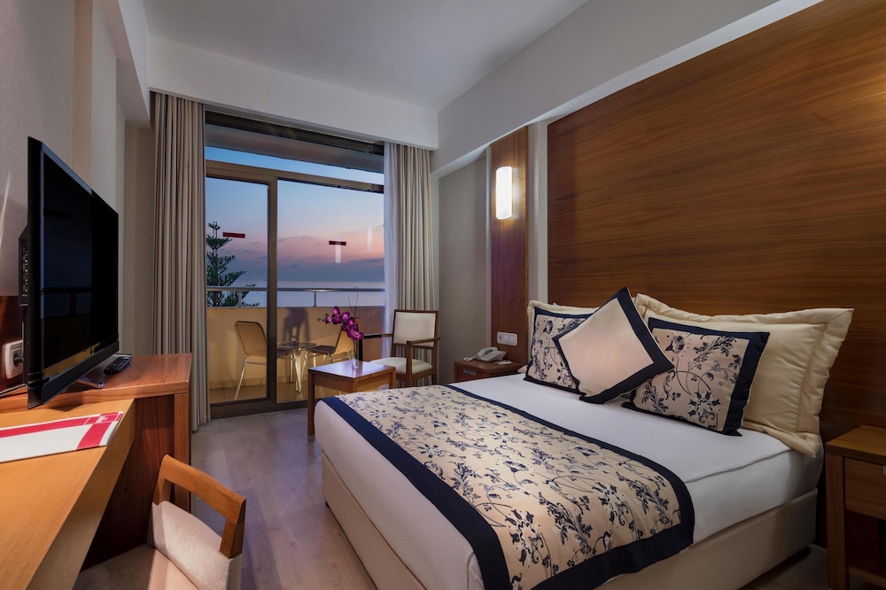 STANDARD, SEA VIEW