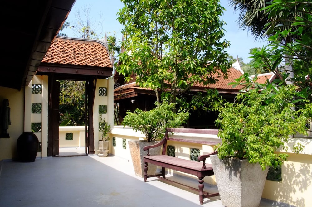 Zantiis Ndol Villas 62/66