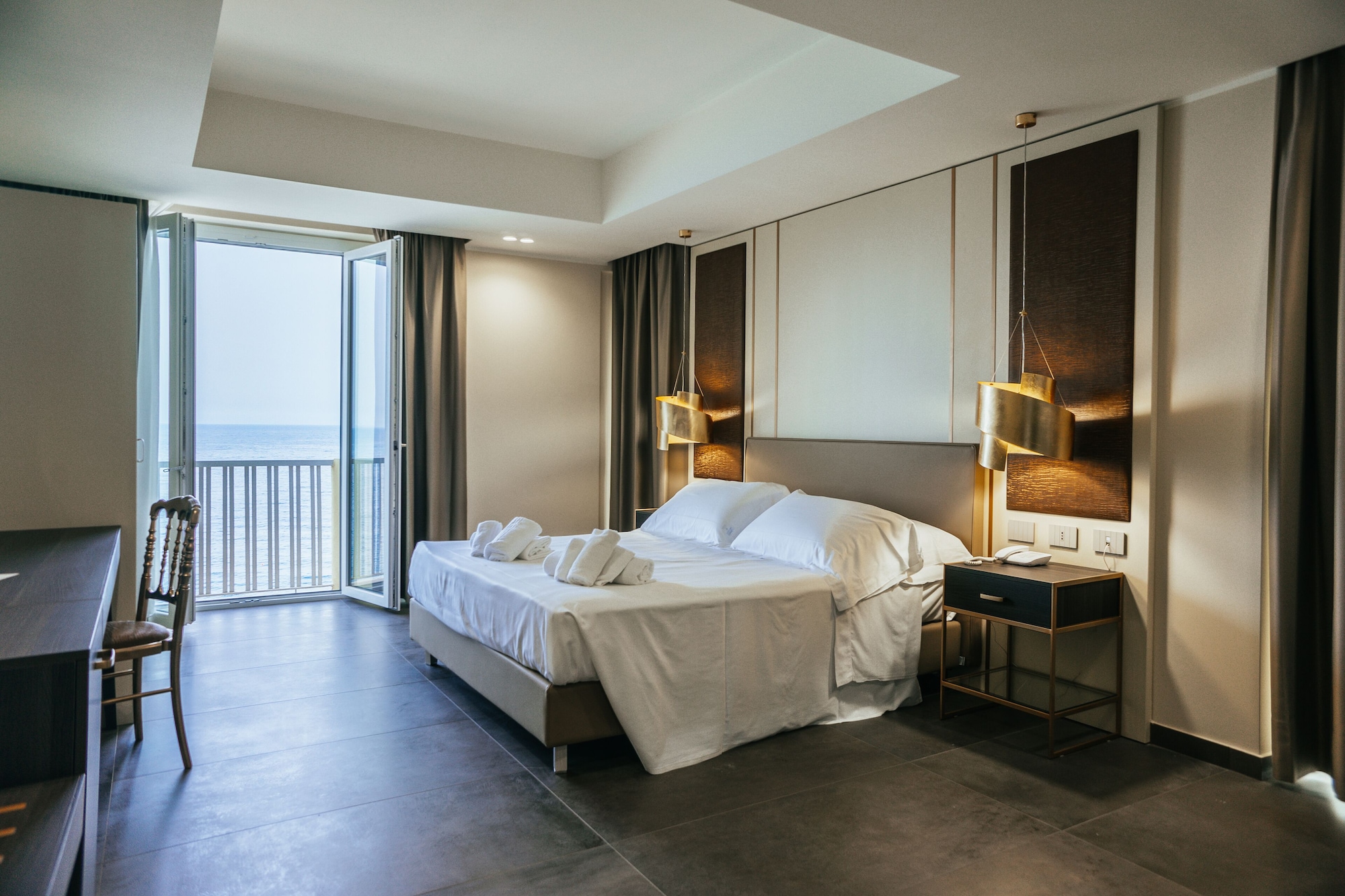 Junior, Queen Bed, Sea View