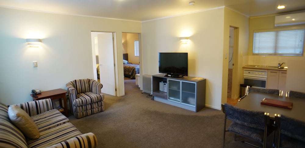 Cornwall Park Motor Inn 35/47