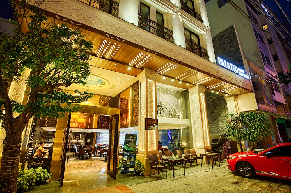 Palazzo Luxury Hotel 2/92