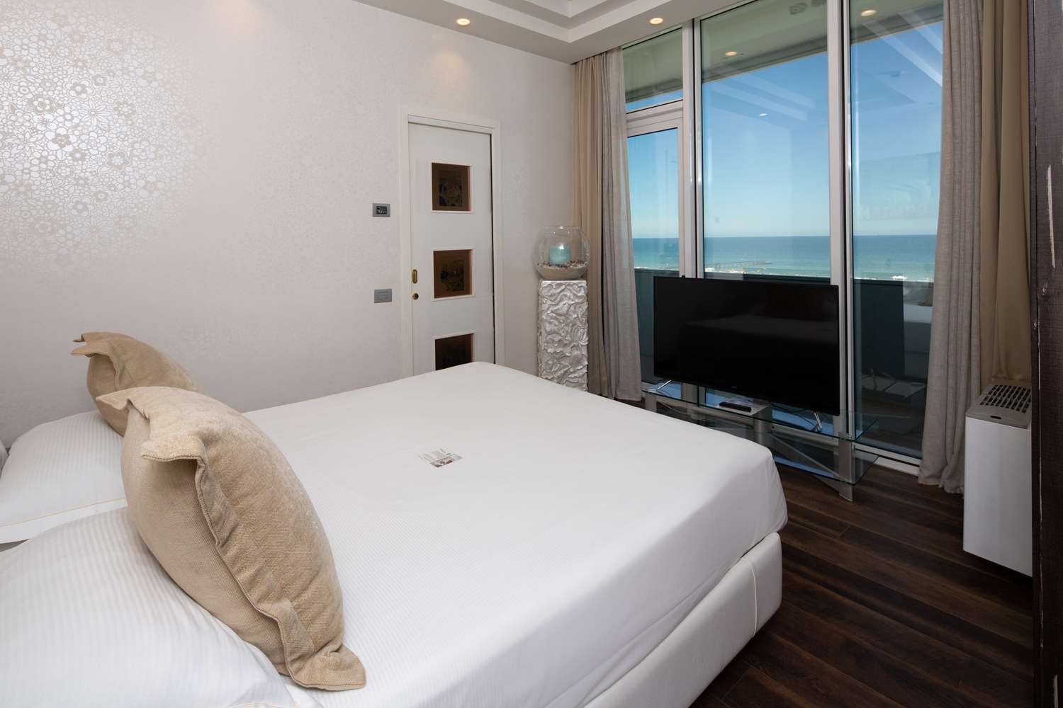 2 Bedrooms, Apartment, King and Double Bed, Partial Sea View, 2 Bathrooms, Sofa, Hot Tub