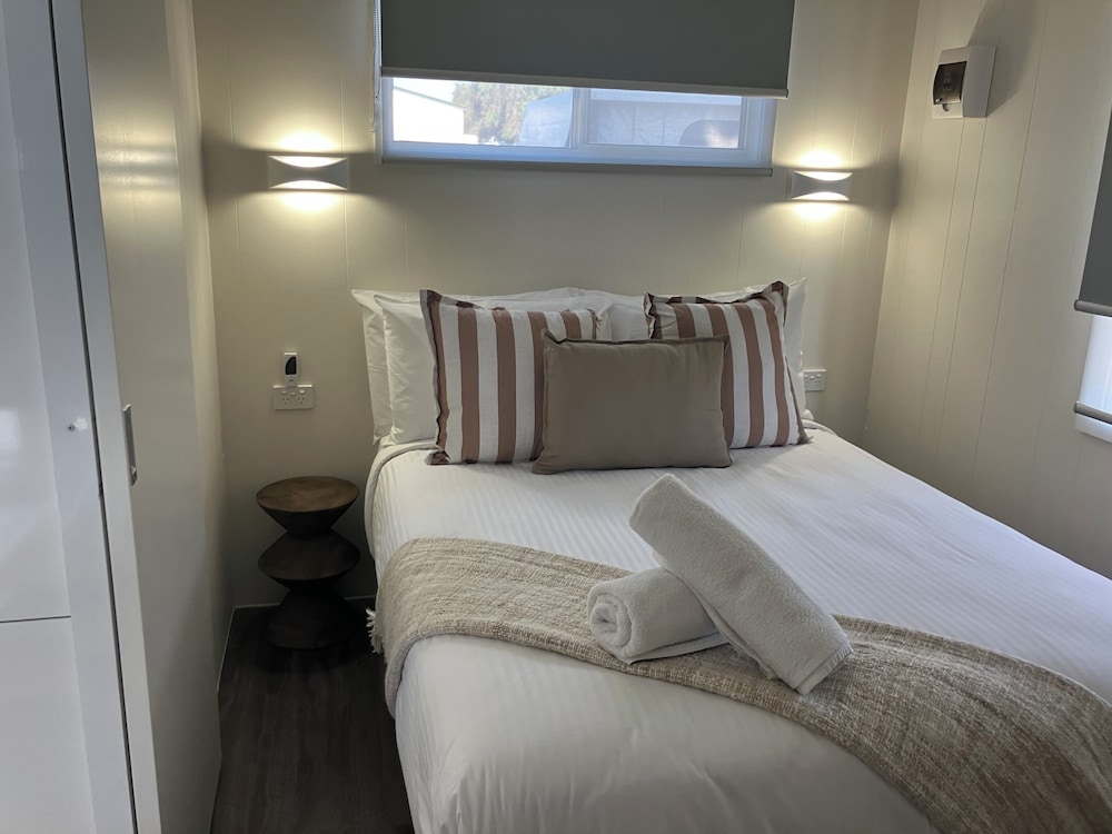 1 BEDROOM, DELUXE, CABIN
