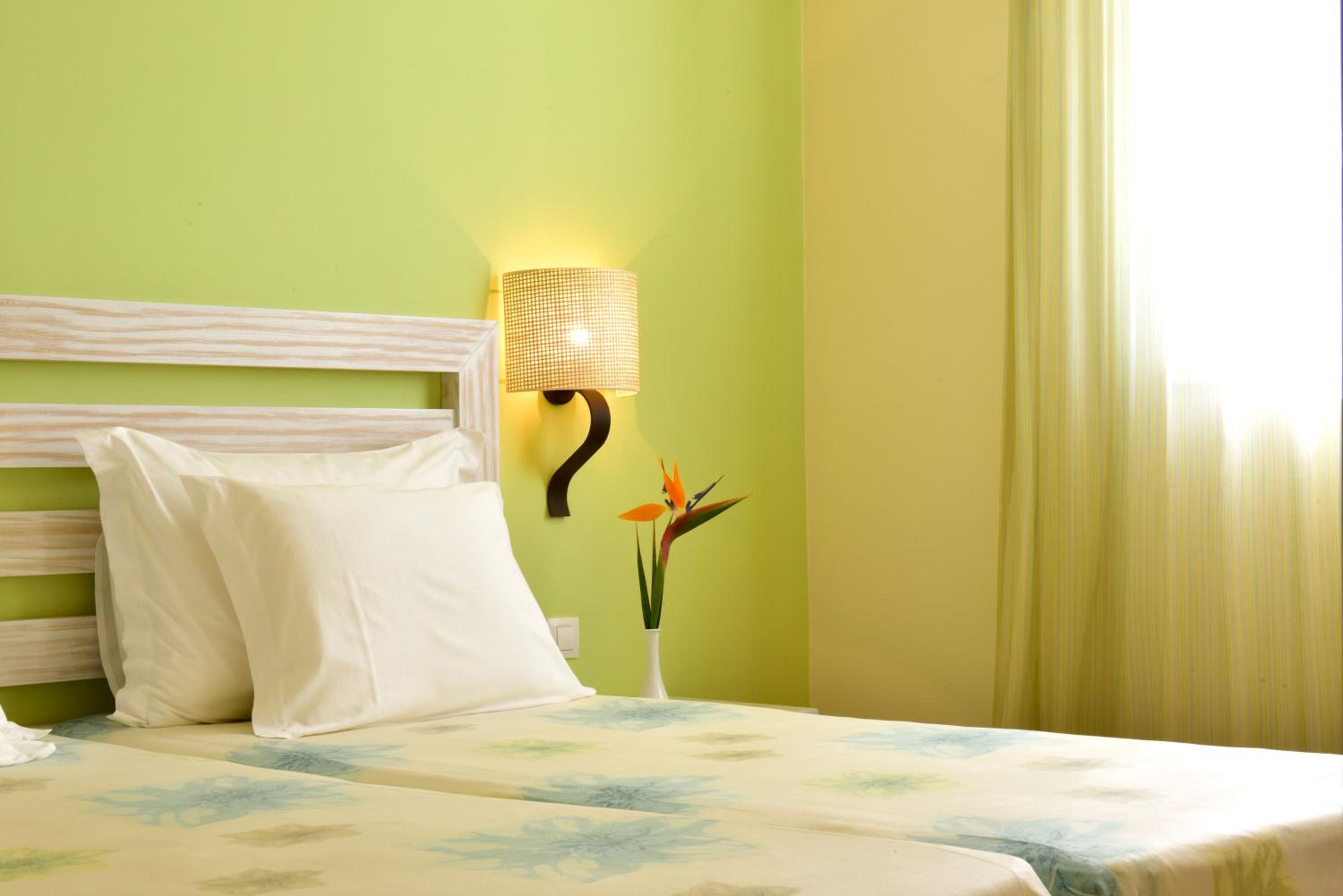 Deluxe, Double Bed, with Extra Bed, Lateral Side Sea View، Pestana Viking Beach and Golf Resort 6/10