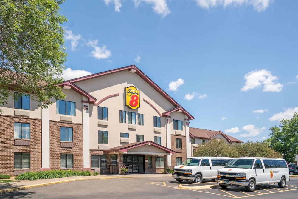 Super 8 by Wyndham Bloomington/Airport in BLOOMINGTON - MN