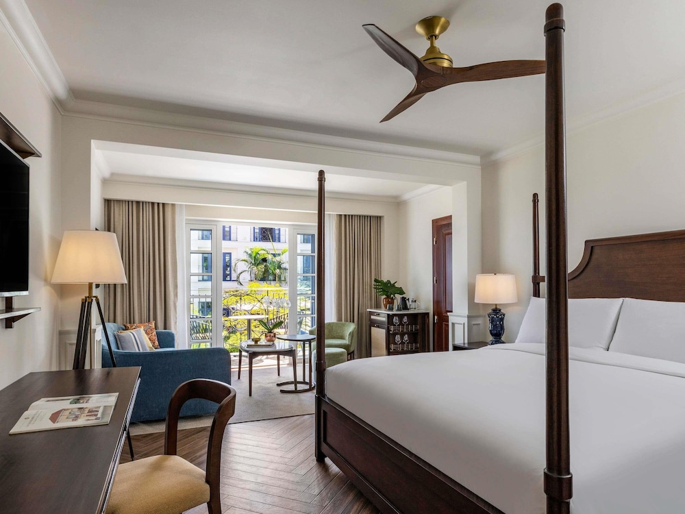 King Bed, Plaza or Historical View