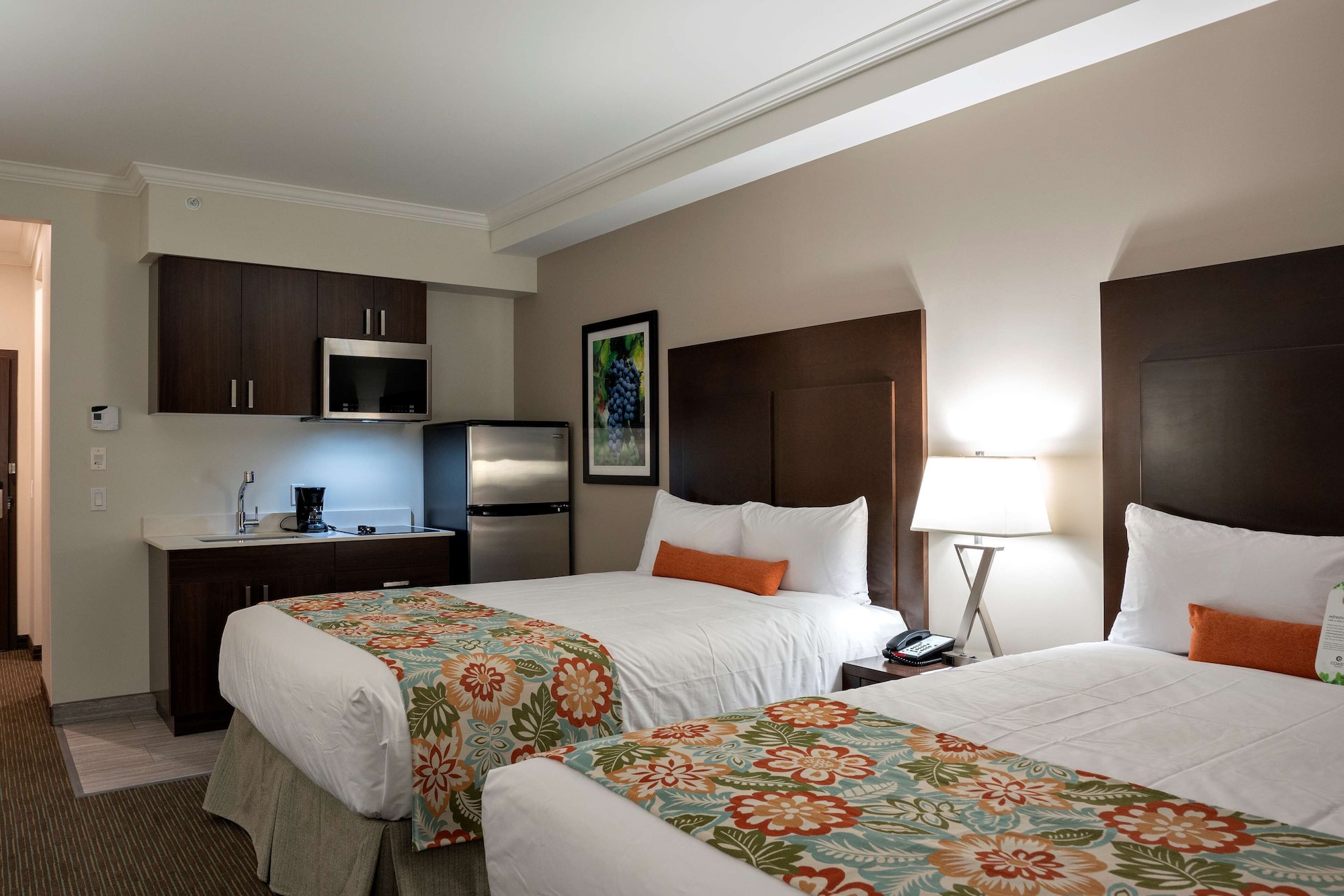 Coast, 2 Queen Beds, Kitchenette